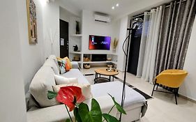 Floral Home 1 - Ground Floor Apt, Private Parking!